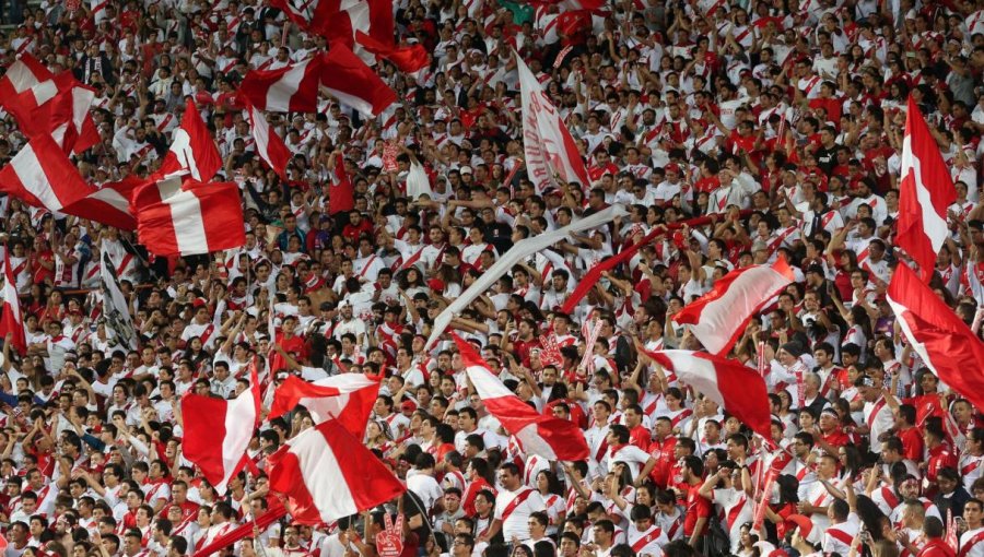 Barra oficial de la Selección de Perú hizo un llamado a respetar el himno nacional de Chile