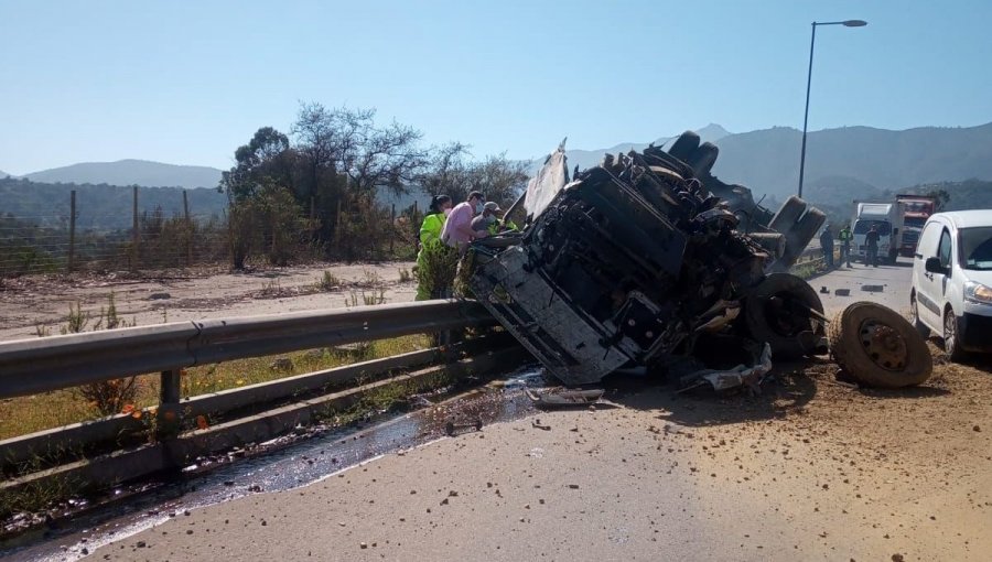 Colisión entre dos camiones en ruta 5 Norte altura cuesta El Melón genera alta congestión