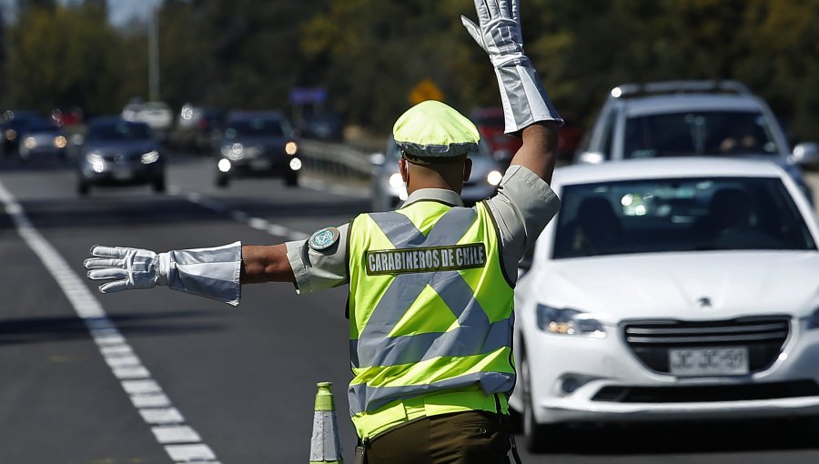 Conductor intenta atropellar a carabineros para evadir control en Ñuñoa: manejaba ebrio