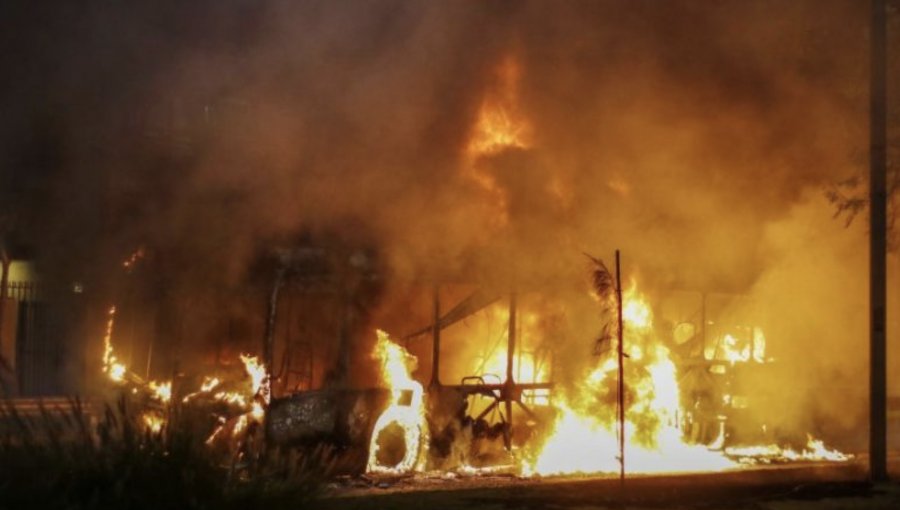 Manifestación termina con dos buses quemados y otro vandalizado en Villa Francia