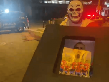 Hinchas peruanos llevaron al hotel de la Roja un ataúd con el rostro de Arturo Vidal