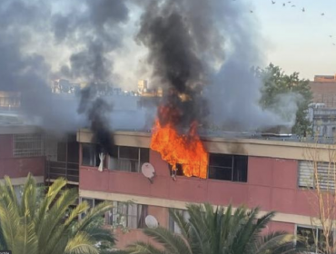 Incendio afectó a departamento en pleno centro de Santiago: no hubo lesionados