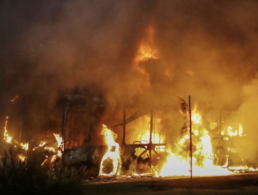 Manifestación termina con dos buses quemados y otro vandalizado en Villa Francia