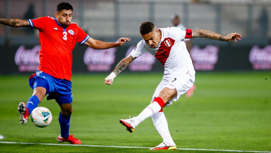 Perú se pone en ventaja tras aprovechar un rebote en el área de Chile en intenso partido