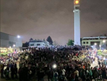 Anuncian acciones legales contra responsables de convocar a masiva fiesta en foro de la Universidad de Concepción