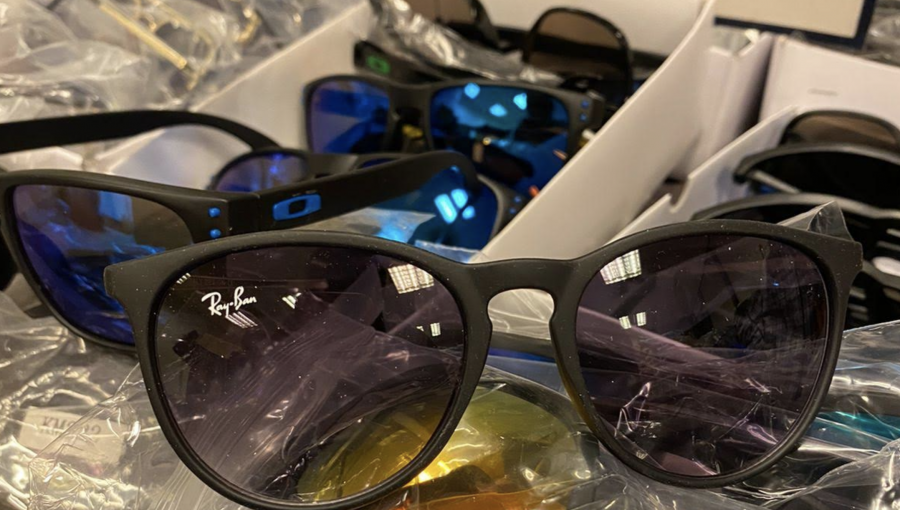 Detienen a mujer que vendía lentes falsificados de marcas internacionales en Viña del Mar