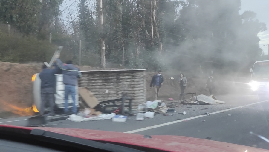 Dos lesionados deja volcamiento de camión 3/4 en la ruta F30-E de Quintero: accidentados rechazaron atención del SAMU