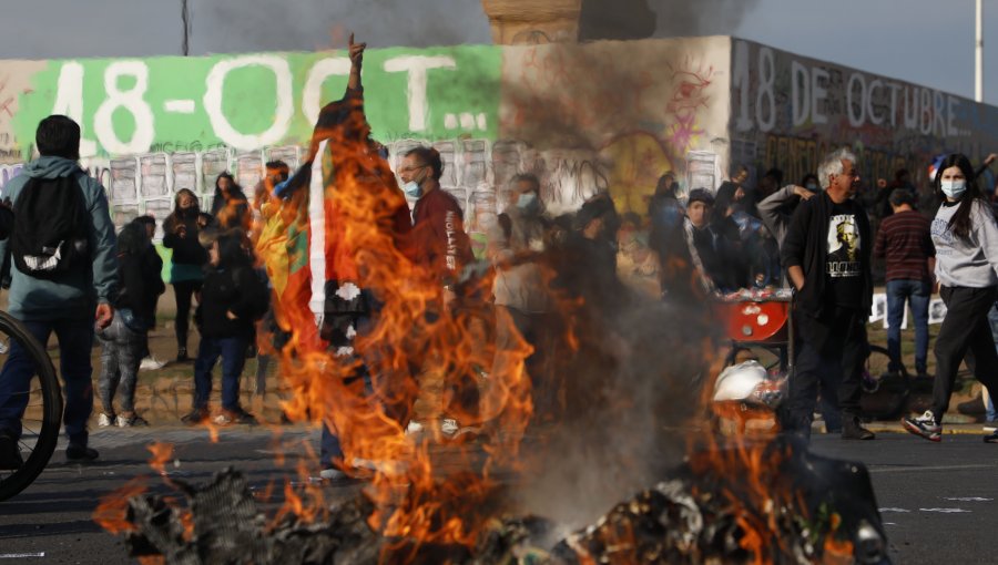 Disturbios, desvíos de tránsito y al menos ocho detenidos tras nueva jornada de manifestaciones en plaza Baquedano