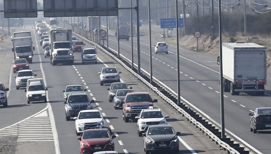 Más de 400 mil vehículos saldrían de la región Metropolitana este fin de semana largo: cifra supera en un 12% lo registrado en Fiestas Patrias