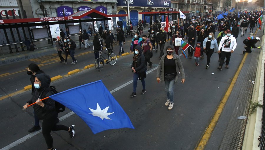 Metro cerró cinco estaciones por incidentes en marcha de resistencia mapuche