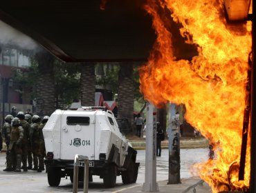 Enfrentamientos en medio de manifestación dejó a 17 carabineros heridos en Plaza Baquedano