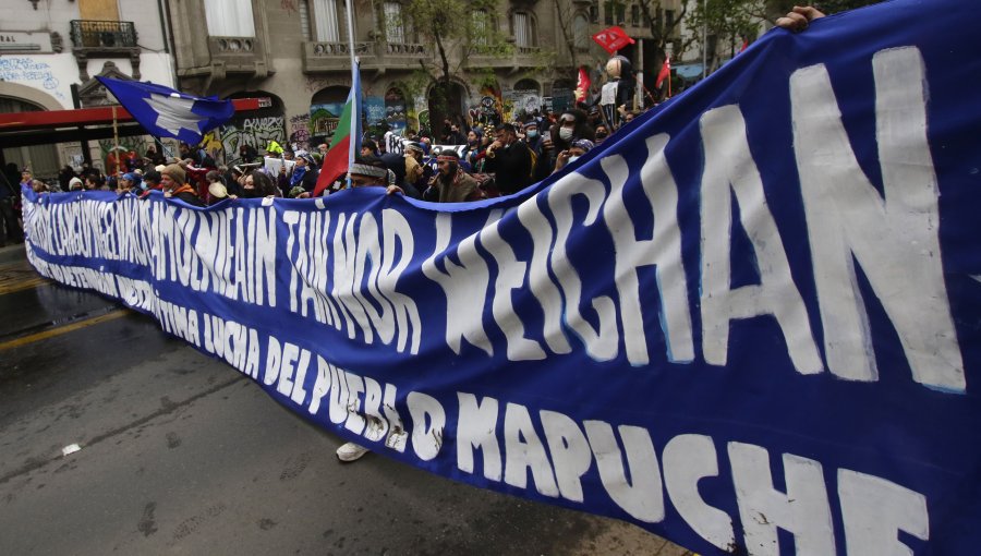 Mujer resultó herida durante protestas en la Alameda: Le habría caído pirotecnia