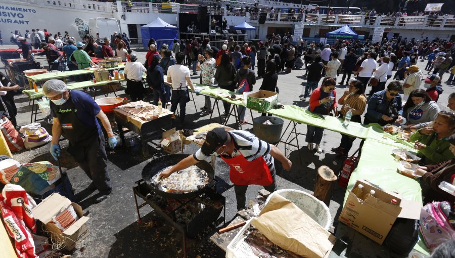 Valparaíso: Alto flujo de asistentes marcó retorno de la "Fogata del Pescador"
