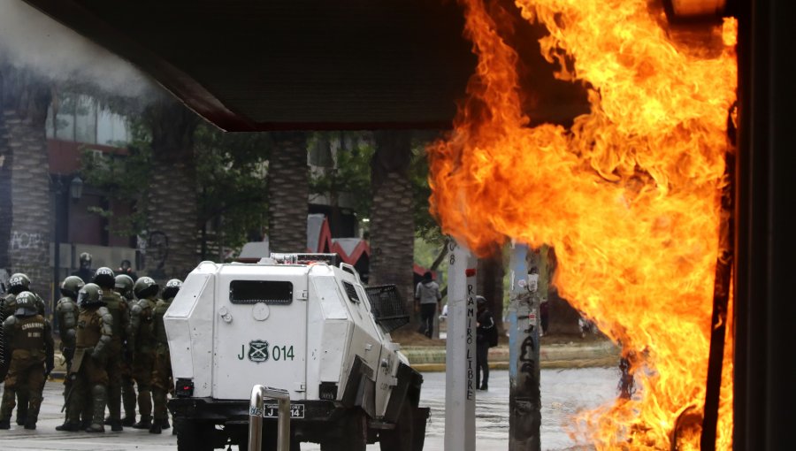 Enfrentamientos en medio de manifestación dejó a 17 carabineros heridos en Plaza Baquedano