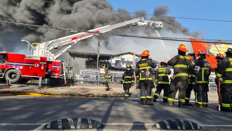 Mega incendio en Macul: Nube negra de humo se aprecia desde toda la Región Metropolitana