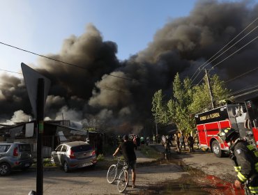 Confirman un fallecido producto del voraz incendio desarrollado en Macul