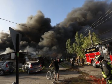 Bomberos continúa labores para extinguir incendio en fábrica de Macul: no descartan hallar más víctimas fatales