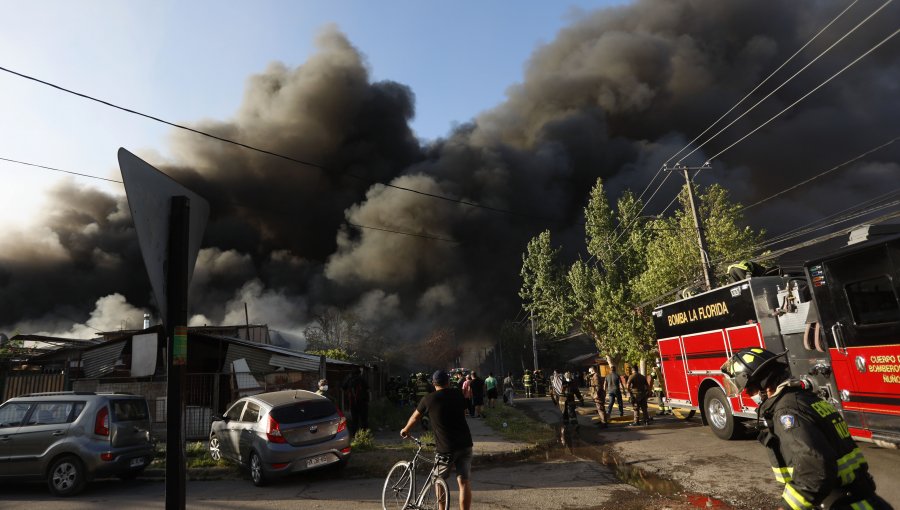 Bomberos continúa labores para extinguir incendio en fábrica de Macul: no descartan hallar más víctimas fatales