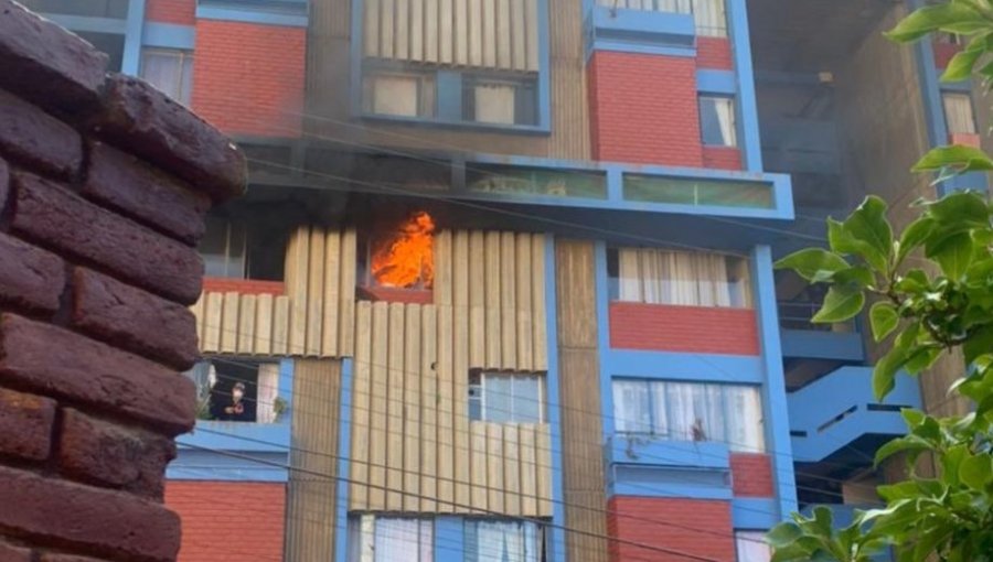 Incendio consumió departamento en sector Siete Hermanas de Viña del Mar