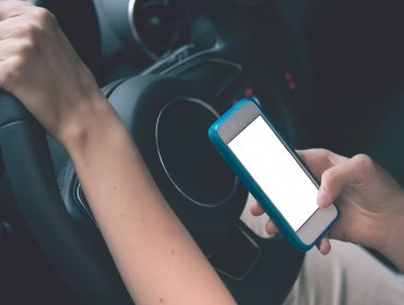 Comenzó a regir la Ley No Chat: Estas son las multas a las que se arriesgan quienes usen el celular al conducir