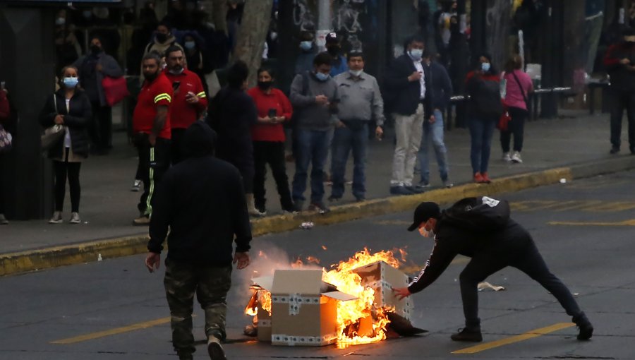 Barricadas, enfrentamientos, desvíos de tránsito y al menos siete detenidos en manifestación en el centro de Santiago