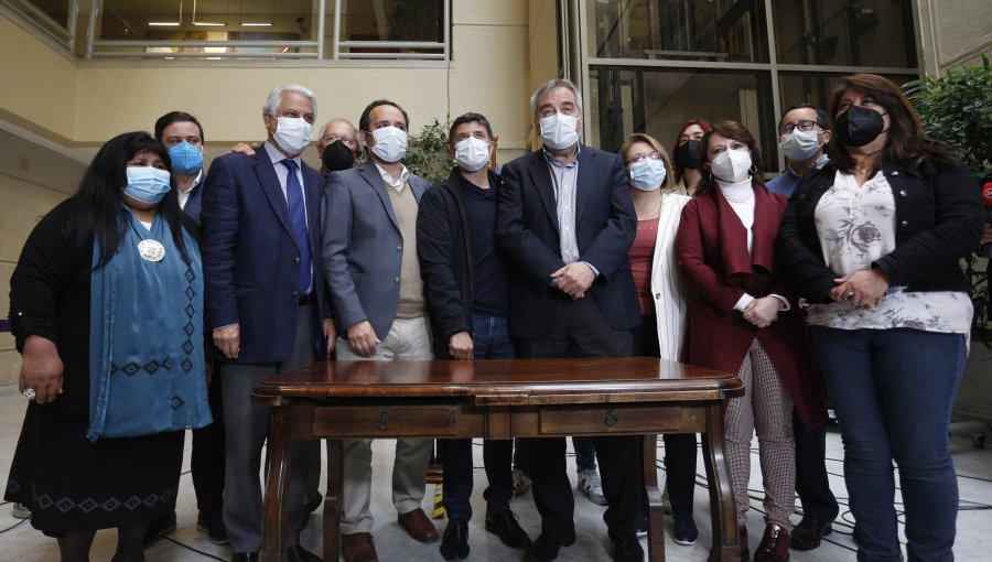 Diputados de oposición firman e ingresan acusación constitucional contra el presidente Sebastián Piñera