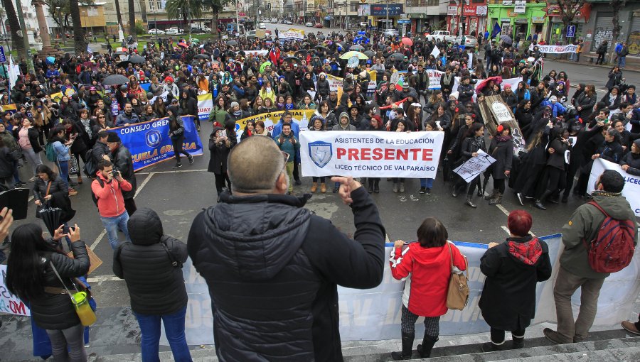 Profesores de Valparaíso se vuelcan a las calles en medio de jornada de protesta nacional