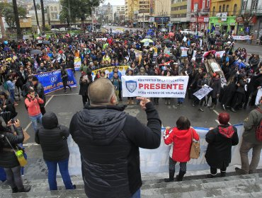 Profesores de Valparaíso se vuelcan a las calles en medio de jornada de protesta nacional