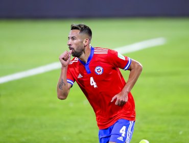 Mauricio Isla arenga a la Roja en la previa del partido contra Venezuela: "Hoy continuaremos luchando"