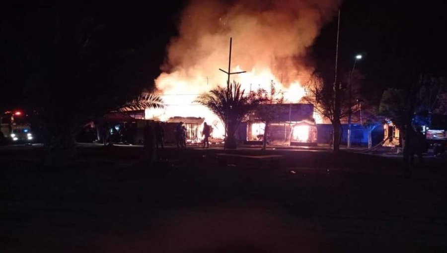 Incendio en La Calera dejó seis domicilios destruidos y tres lesionados: uno de ellos es un bombero