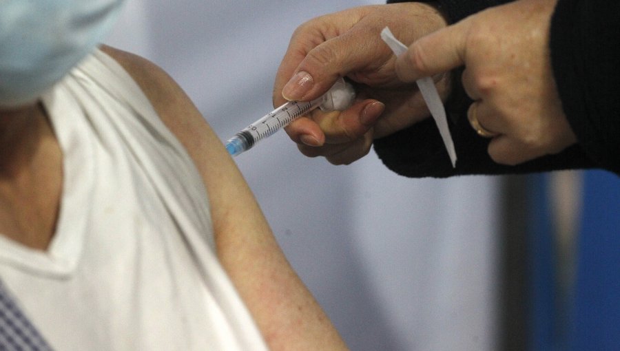 Más de mil personas fueron vacunadas con dosis Pfizer caducadas en la provincia de Chiloé