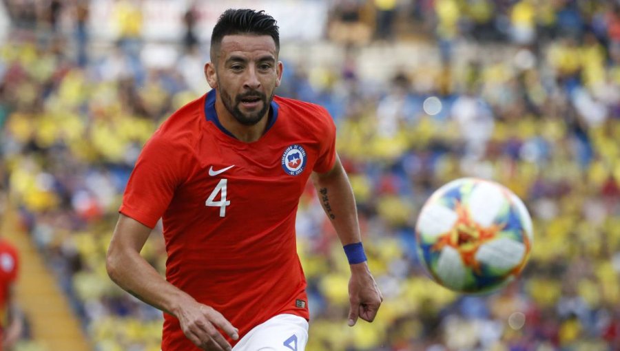 Graban a Mauricio Isla en intensa celebración con morena tras el triunfo de La Roja