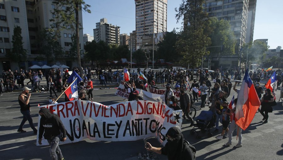 Cierre de estaciones de Metro y desvíos de tránsito generan manifestaciones en plaza Baquedano