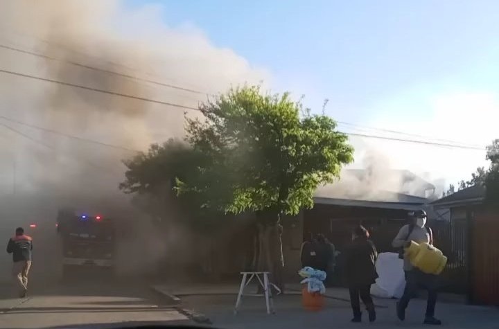 Controlan incendio que consumió cocina de restaurante en sector de 9 Norte en Viña del Mar