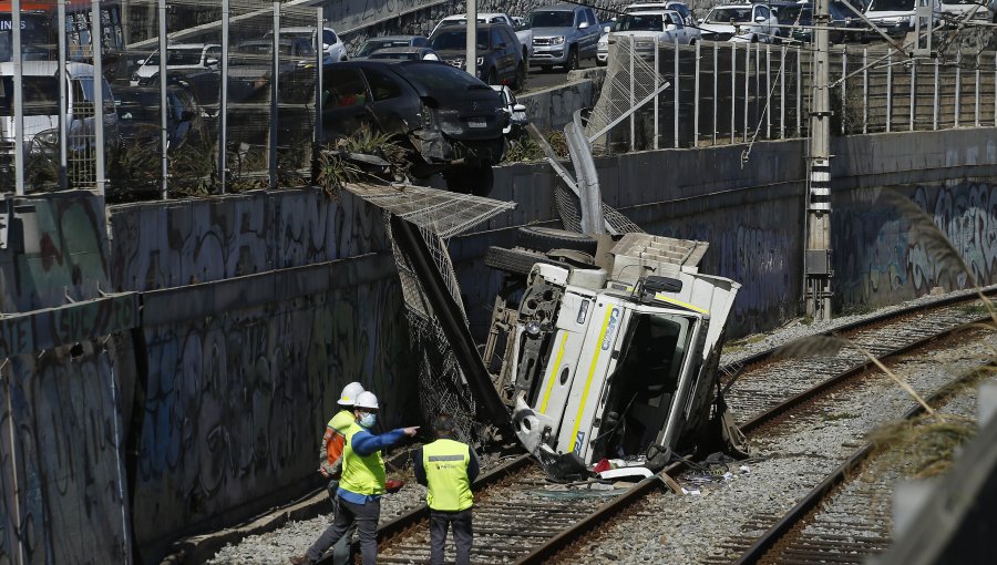 El impactante video que muestra el accidente que terminó con camión volcado sobre las vías del metro de Valparaíso