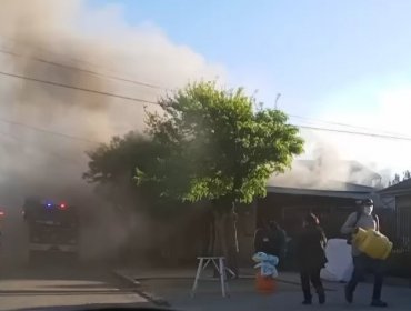 Controlan incendio que consumió cocina de restaurante en sector de 9 Norte en Viña del Mar