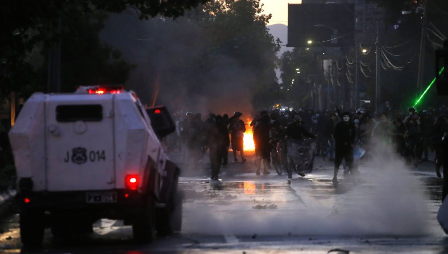 Al menos cuatro detenidos y dos carabineros lesionados tras manifestaciones en plaza Baquedano