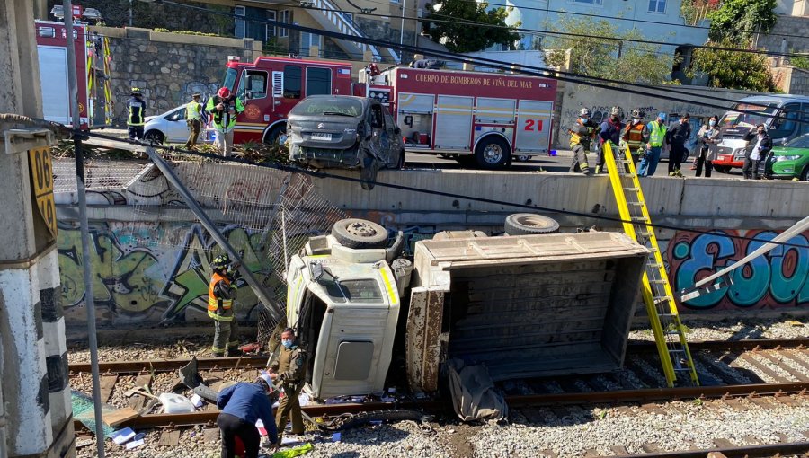 Accidente de tránsito termina con camión volcando en la línea del metro de Valparaíso: servicio está suspendido