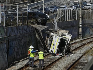 El impactante video que muestra el accidente que terminó con camión volcado sobre las vías del metro de Valparaíso