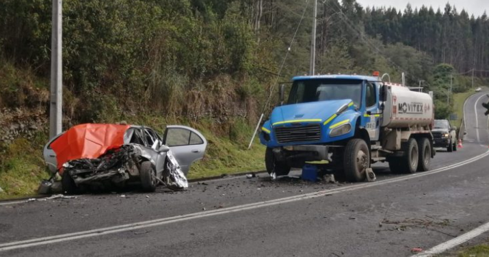 Un muerto tras grave accidente entre auto y camión en la Ruta Inter-Lagos