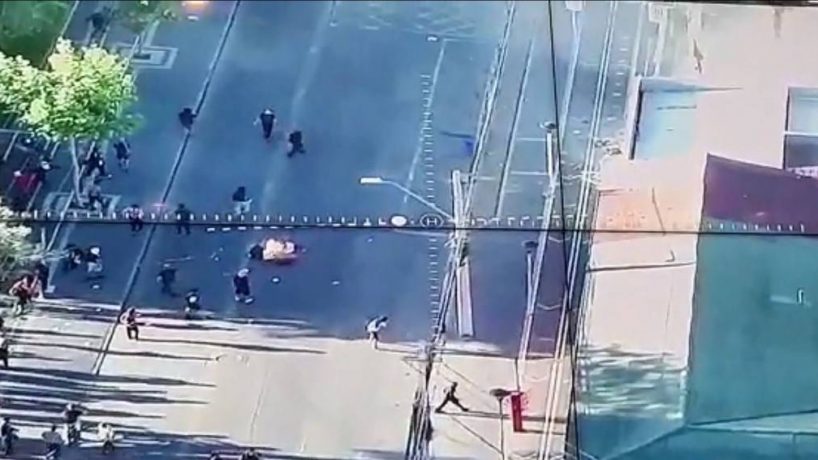 Comisaría de Carabineros en Puente Alto fue atacada con objetos contundentes por encapuchados