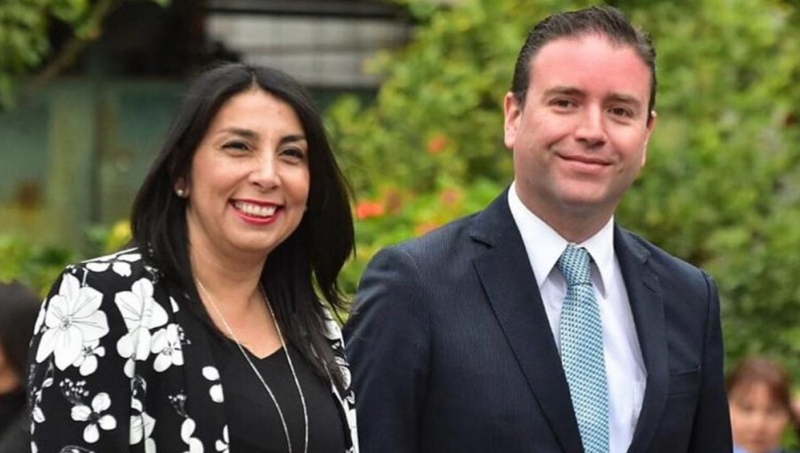 Acusan a ministra Karla Rubilar de utilizar recursos públicos para favorecer campaña parlamentaria de su pareja