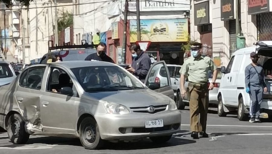 Vehículo no respetó luz roja y colisionó con otro en pleno centro de Valparaíso: un lesionado