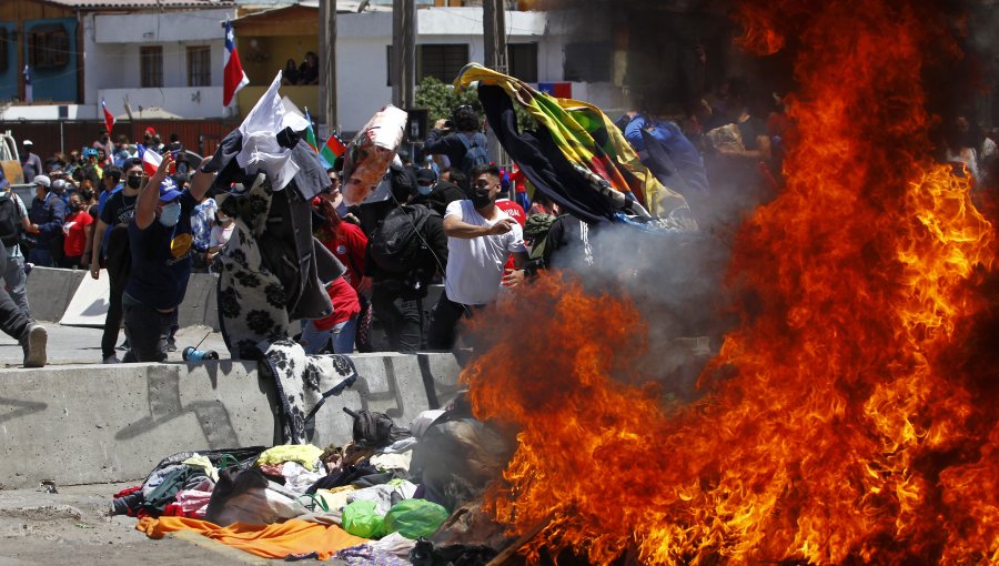 Detienen a tres personas acusadas de incendiar carpas de migrantes tras marcha en Iquique