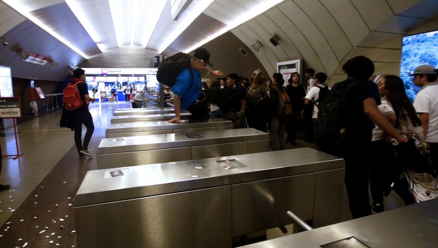 Estudiantes secundarios realizaron evasión masiva en la estación Monseñor Eyzaguirre de Metro