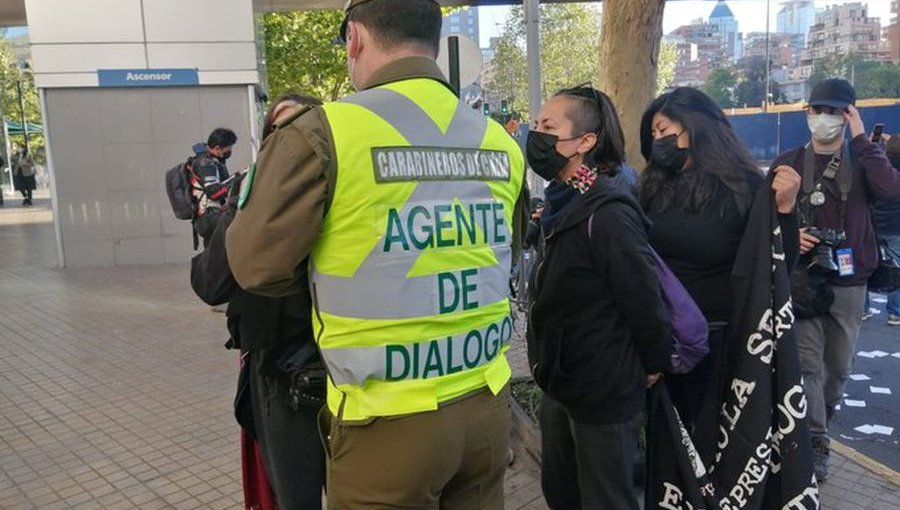 "Agente de diálogo" de Carabineros debutó en protesta en las afueras del Costanera Center