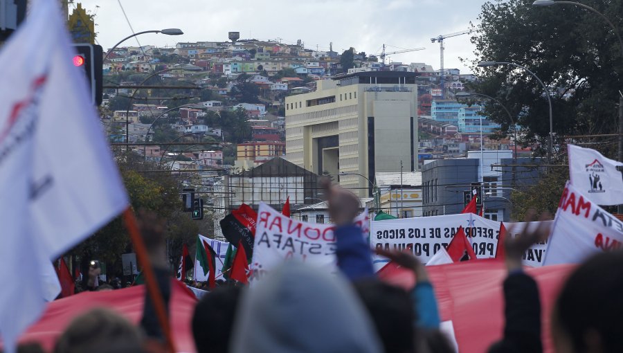 A dos años del 18-0: Manifestantes se congregan en los alrededores de la plaza Victoria de Valparaíso