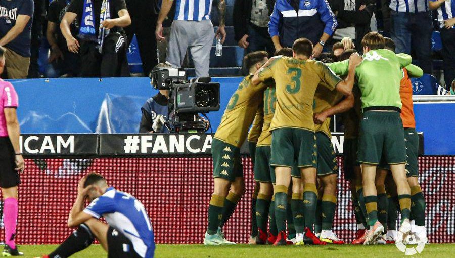 Betis de Pellegrini con Bravo en el banco derrotó en la agonía al Alavés