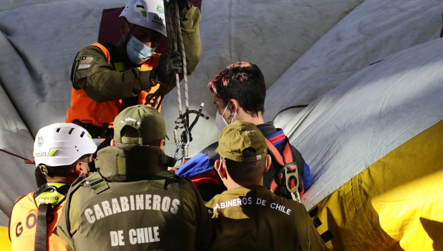 Estudiantes que se colgaron en pasarela del Mall Costanera fueron detenidos por "desórdenes"