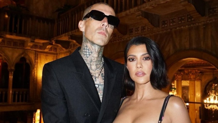 Con romántica escena en la playa, Travis Barker se comprometió con Kourtney Kardashian